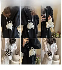 Détail du sac seau en perles avec doublure en soie à cordon et poignée tressée
