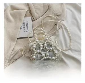 Détail du sac à main en perles tissées avec doublure en satin et poignée élégante