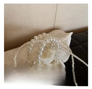 Détails du sac en satin blanc avec fleurs 3D et poignée en perles rondes premium