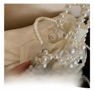 Détail du sac à main en perles fait main avec doublure en satin et crochets métalliques