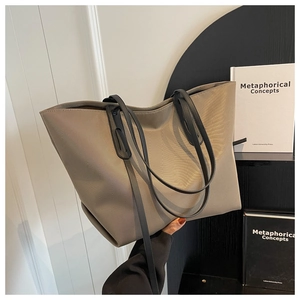 Grand sac fourre-tout kaki avec bandoulières en cuir noir pour le style décontracté