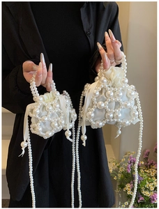 Détail de deux mini sacs tissés en perles avec pochettes intérieures en satin blanc