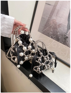 Détails de deux tailles de sacs seaux en perles avec pochettes intérieures en satin noir