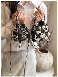 Gros plan détaillé de mini sacs perlés faits main avec perles, billes métal et satin