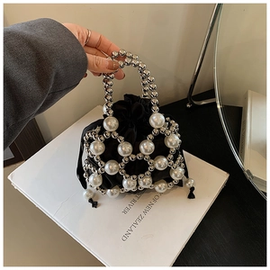 Détail du sac seau en perles avec doublure en satin noir et perles métalliques argentées