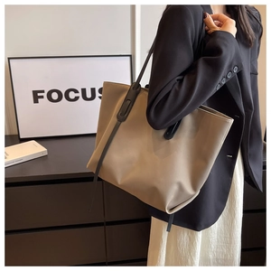 Sac fourre-tout minimaliste en cuir beige avec anses noires pour le quotidien