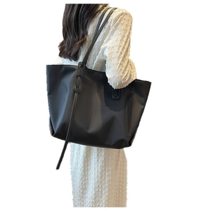 Grand sac fourre-tout noir minimaliste pour femmes avec bandoulière élégante chic