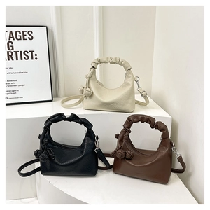 Detaillierte Ansicht von drei minimalistischen Halbmond-Taschen mit Lychee-Struktur