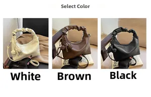 Draufsicht auf drei Knödeltaschen in Weiß, Braun und Schwarz mit Knotendetails