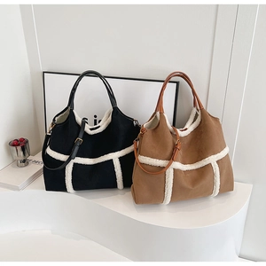 Détails des grands sacs cabas en daim avec bordure en peau de mouton noire et marron