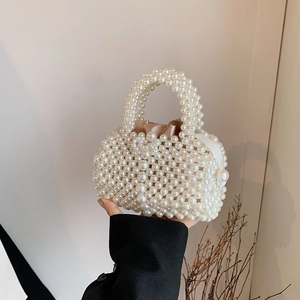 Sac à main en perles blanches tressées en forme de cœur avec doublure en satin