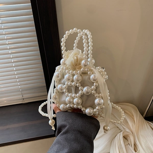 Sac à main exquis en perles évidées avec pochette en satin et poignée élégante