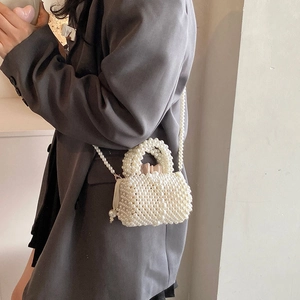 Sac seau en perles tissé main avec bandoulière amovible et doublure intérieure en satin