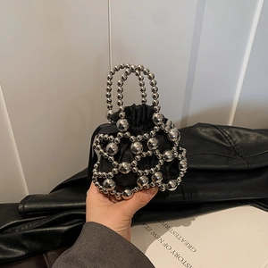 Sac à main en perles argentées avec doublure en satin noir et double poignée