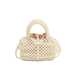 Sac à main élégant en perles blanches avec bandoulière et détail logo double C