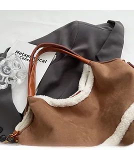 Détail de la garniture en polaire douce et suédine marron sur le grand sac cabas