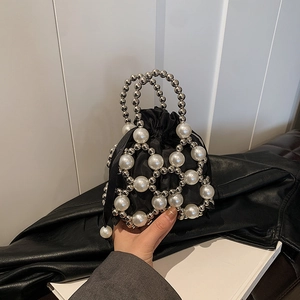 Sac seau à perles exquis avec doublure en satin noir et doubles poignées supérieures