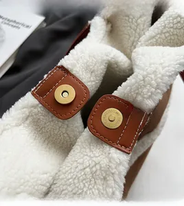 Gros plan détaillé des boucles aimantées dorées sur cuir marron et doublure en polaire
