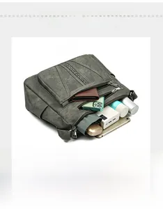 Makroansicht der großen Vintage-Schultertasche mit mehreren Fächern und geräumigem Innenraum
