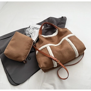 Détail d'un sac cabas en suédine marron avec bordure en laine et pochette assortie
