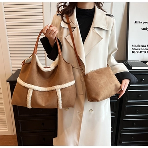 Détail macro du cabas en faux daim beige avec bordure en peau de mouton et pochette assortie