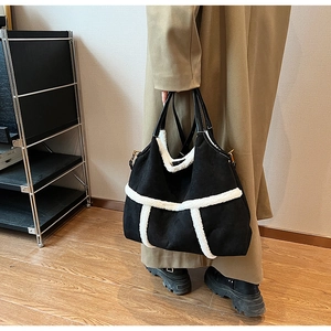 Détail du sac cabas en suède avec bordures en polaire et boucles dorées chic