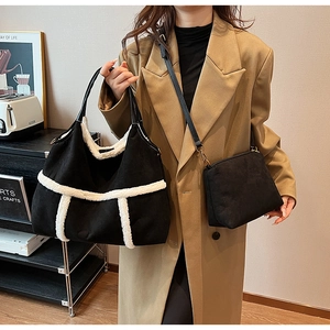 Détail du sac cabas en daim noir avec garniture en peluche blanche et petite pochette
