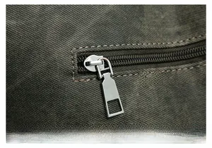 Nahaufnahme des Metallreißverschlusses und des Twill-Stoffs an der Vintage-Tasche
