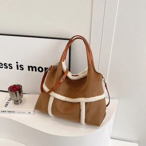 Sac fourre-tout marron en daim avec bordure en fausse fourrure blanche et bandoulière