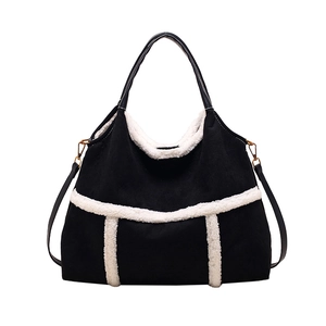 Grand sac cabas noir avec bordure en fausse fourrure blanche et bandoulière réglable