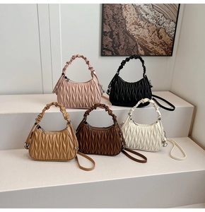 Esposizione di borse hobo increspate in cinque colori con trama matelassé