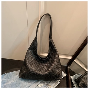 Fashionable black woven tote bag with Intrecciato texture and spacious hobo design