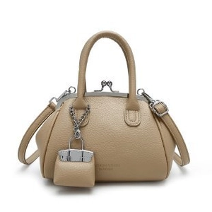 Borsa a mano in pelle martellata kaki con chiusura vintage e mini accessorio