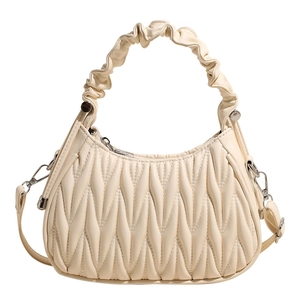 Elegante borsa a nuvola increspata crema con trama trapuntata a V e manico scrunchie