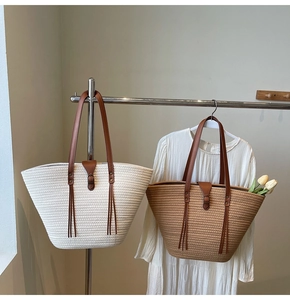 Dettaglio borse tote in paglia bianca e kaki con manici in pelle marrone e rivetti
