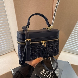Sac bandoulière rétro bicolore en cuir bleu marine et tweed avec détails dorés chic