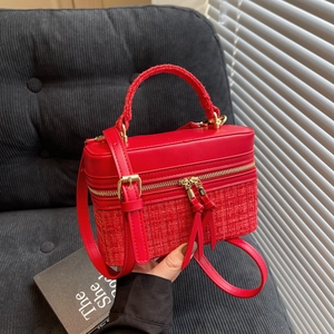 Sac à bandoulière rouge rétro en cuir et tweed avec des détails en métal doré chic