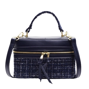 Sac boîte en cuir bleu marine et tweed avec ferrures dorées et poignée tissée