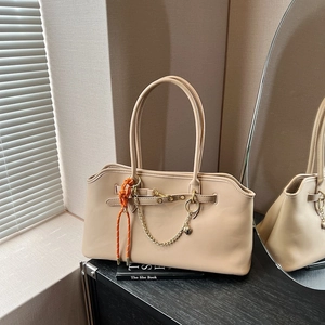 Retro shell tote bag in beige with metal heart chain and orange rope accessory