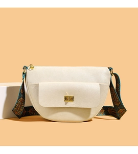 Détail du sac bandoulière crème avec fermoir rotatif doré et sangle à motif géométrique