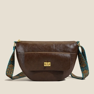 Sac bandoulière demi-lune marron en cuir texturé avec large bandoulière colorée