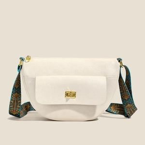 Sac à bandoulière blanc en cuir souple avec large sangle géométrique et fermoir doré