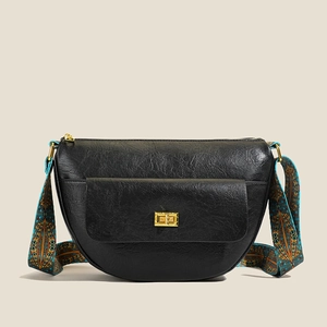 Sac bandoulière demi-lune en cuir noir avec large sangle ethnique et fermoir doré