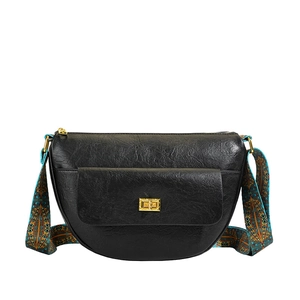 Sac bandoulière demi-lune noir avec texture froissée et sangle tissée colorée