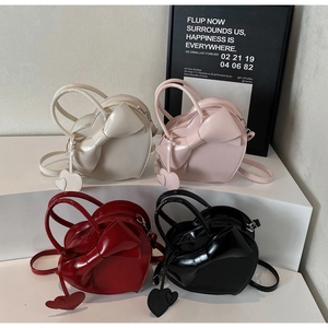 Vue détaillée de sacs à main en forme de cœur avec nœuds en quatre couleurs élégantes