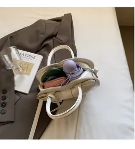 Détail de l'intérieur du sac blanc montrant un grand espace de rangement pratique