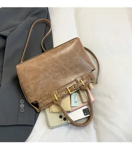 Dettaglio della borsa tote vintage marrone con grande capacità e accessori metallici