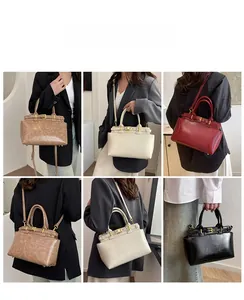 Dettaglio della borsa tote retrò in ecopelle con opzioni di trasporto in quattro colori classici