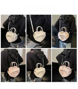 Vues détaillées du sac en cuir PU crème avec grand nœud et breloque en forme de cœur