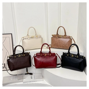 Gruppo di borse tote chic in cinque colori con fibbie dorate e tracolle staccabili